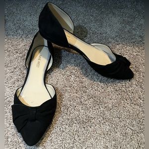 Black flat shoes with bow